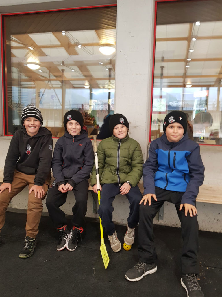 Auch die Brüder der Bambini I - selber ebenfalls Hockeyaner - waren beeindruckt. Foto: Natalie Giger