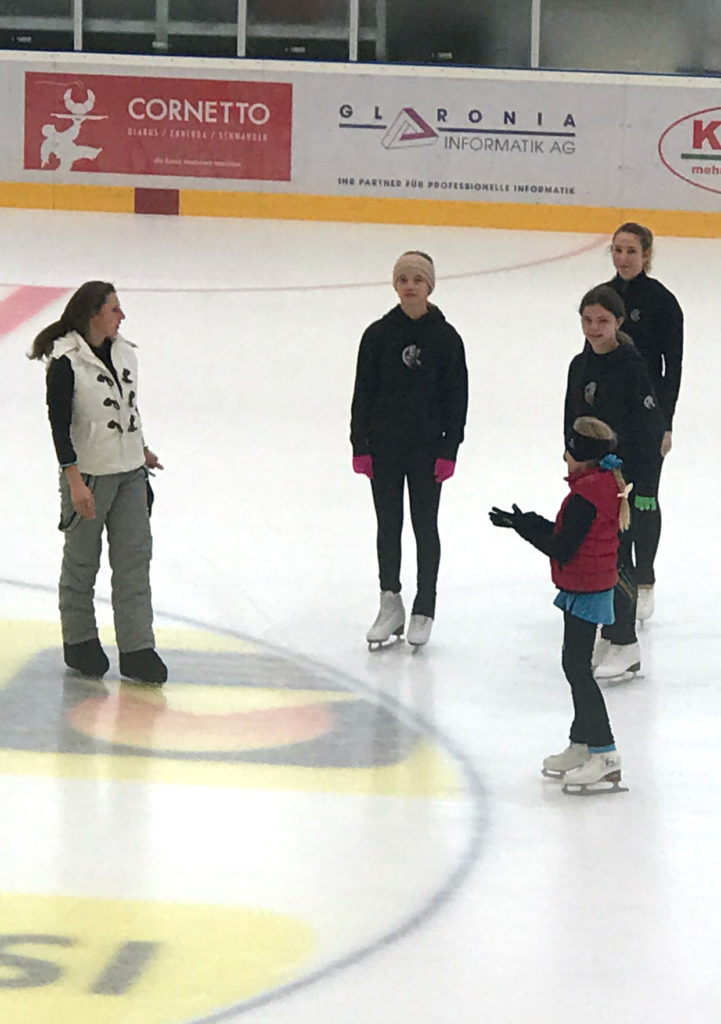 GEC-Trainerin Kathrin Bosch gibt den Mädchen Tipps.