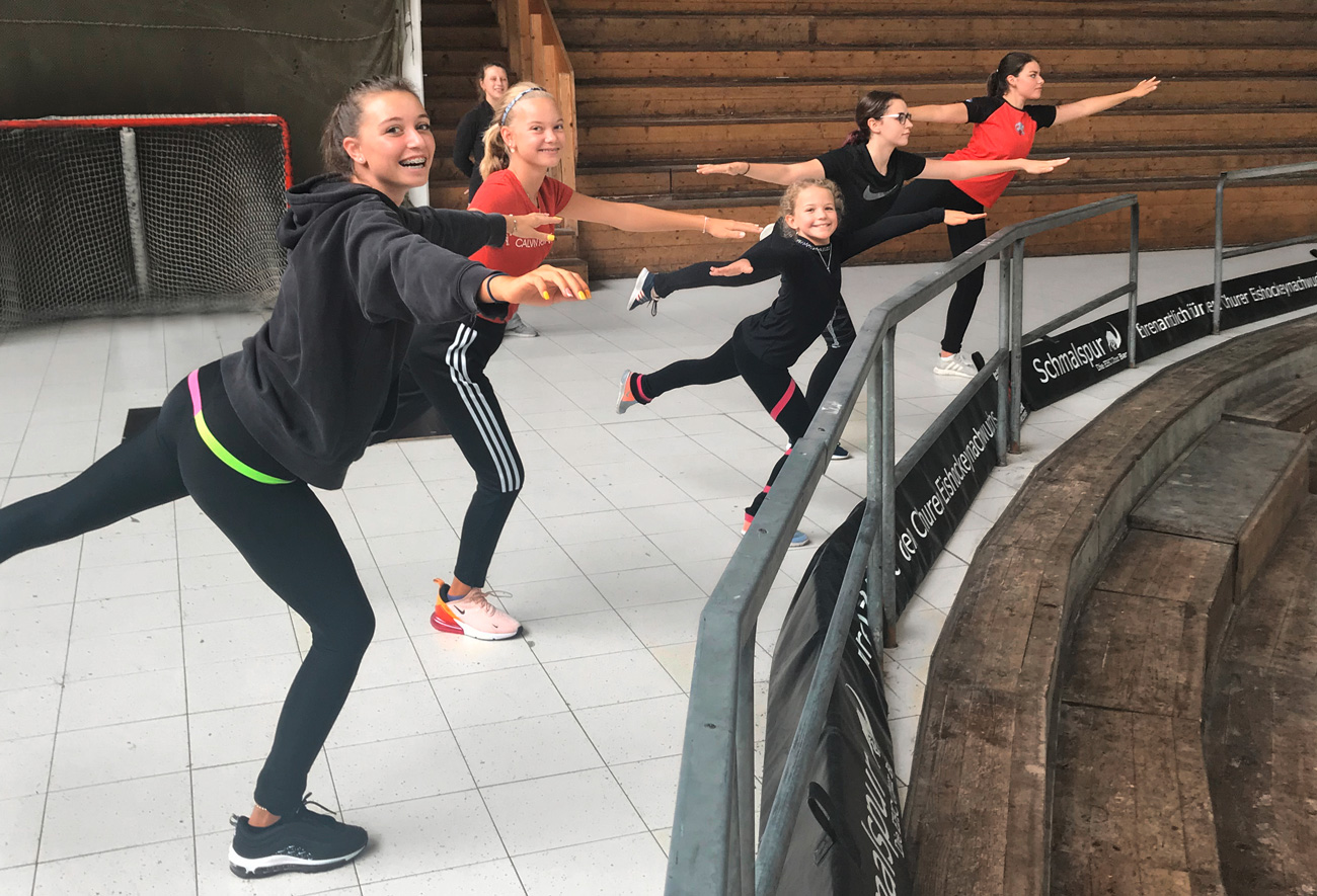 Konzentrierte und zufriedene Gesichter der GEC-Kader-Läuferinnen beim Off-Ice-Training in Chur.