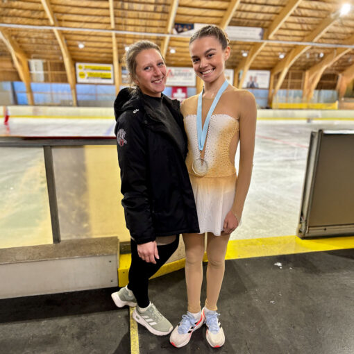 Katrin Bosch und Mega Zobrist stehen in der Dreiländer Eishalle in Laufen und posieren.