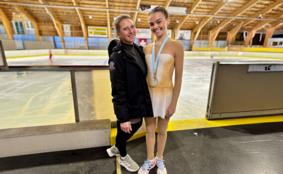 Katrin Bosch und Mega Zobrist stehen in der Dreiländer Eishalle in Laufen und posieren.