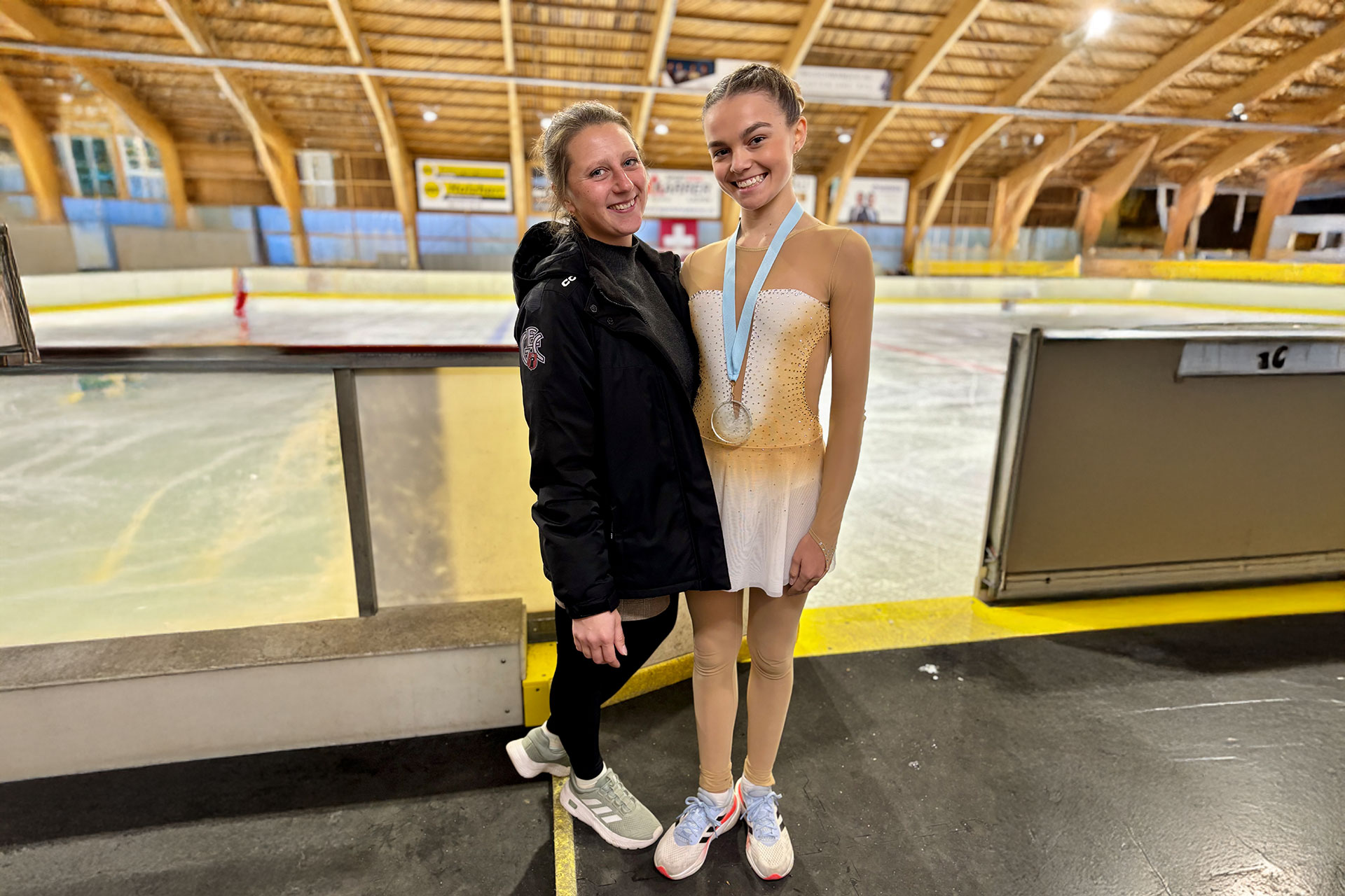 Katrin Bosch und Mega Zobrist stehen in der Dreiländer Eishalle in Laufen und posieren.